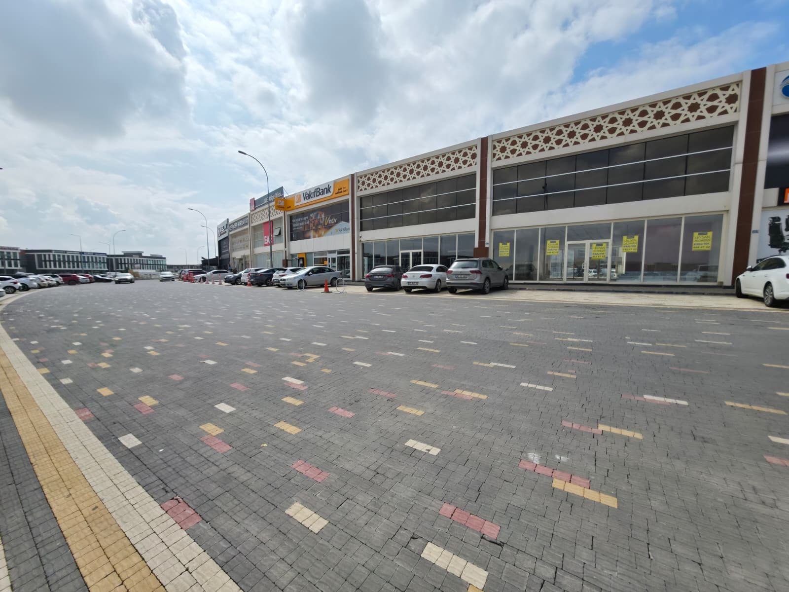 KONYANIN EN DEĞERLİ TİCARET AKSI ASLIM CADDESİNDE TEKSAN SAN SİT 648m² KİRALIK İŞ YERİ